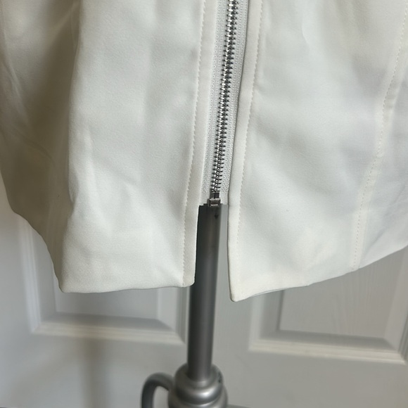 Maniere De Voir White Blazer Dress with Chain Accent 8 - Picture 15 of 15